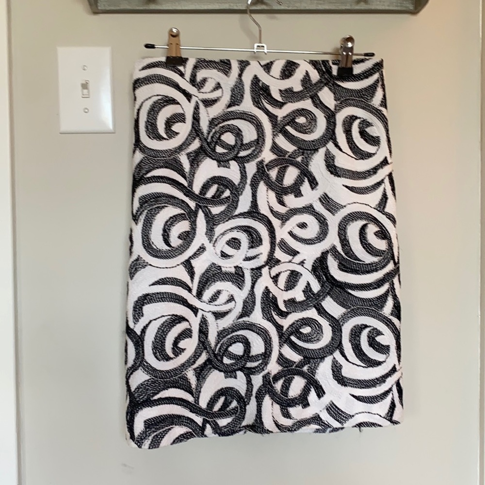 Black and white patterned pencil skirt